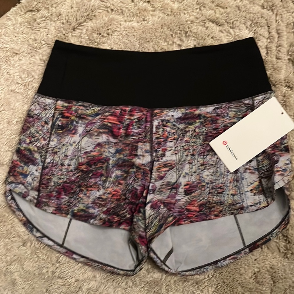 Brand NWT Lululemon High Rise 4” Size 6